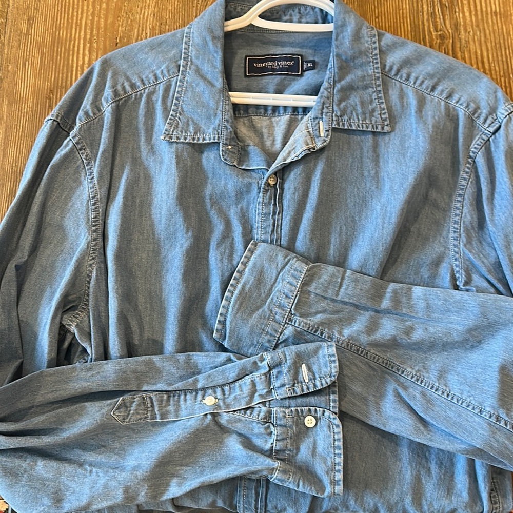Vinyard Vines Denim button down shirt size XL blue long sleeve